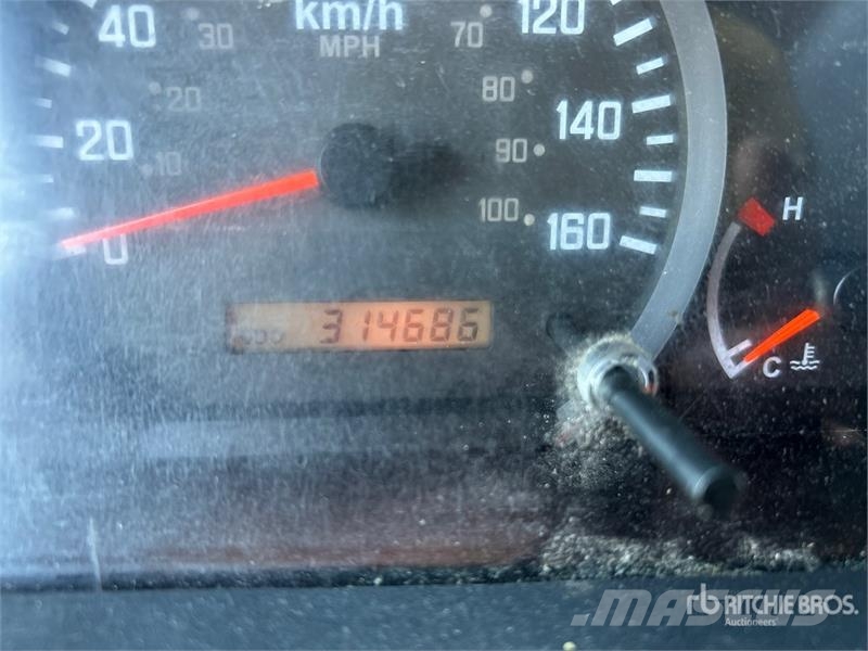 Isuzu NPR Sunkvežimiai su dengtu kėbulu