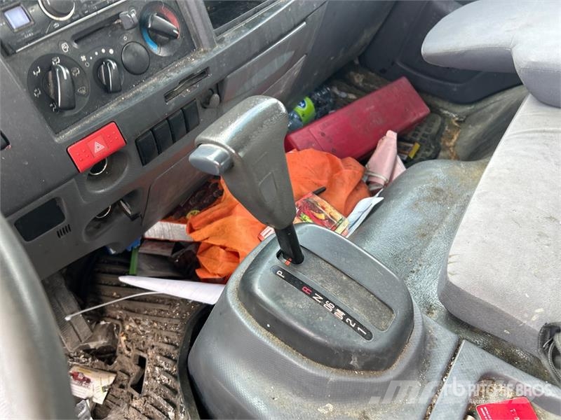 Isuzu NPR Sunkvežimiai su dengtu kėbulu
