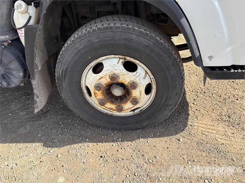 Isuzu NPR Samochody ciężarowe ze skrzynią zamkniętą