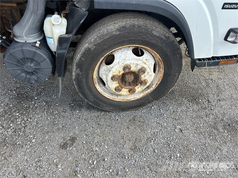 Isuzu NPR Sunkvežimiai su dengtu kėbulu