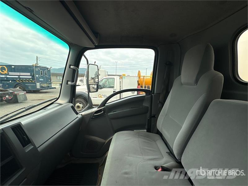 Isuzu NPR Camiões de caixa fechada