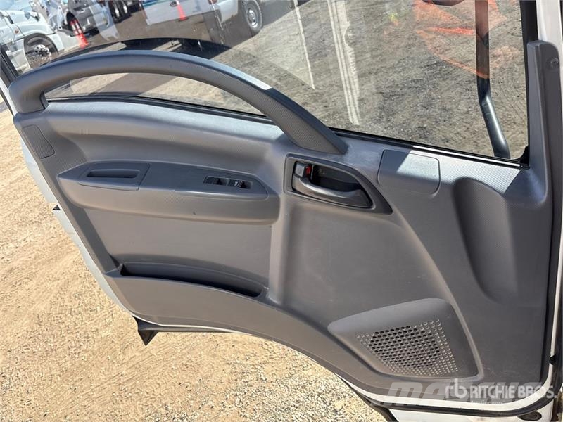 Isuzu NPR Samochody ciężarowe ze skrzynią zamkniętą