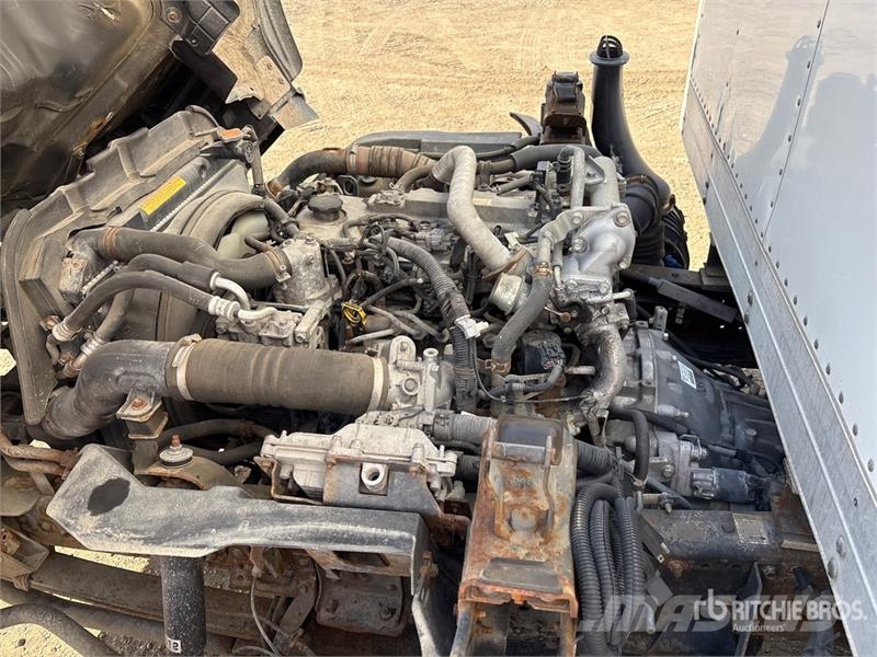 Isuzu NPR Samochody ciężarowe ze skrzynią zamkniętą