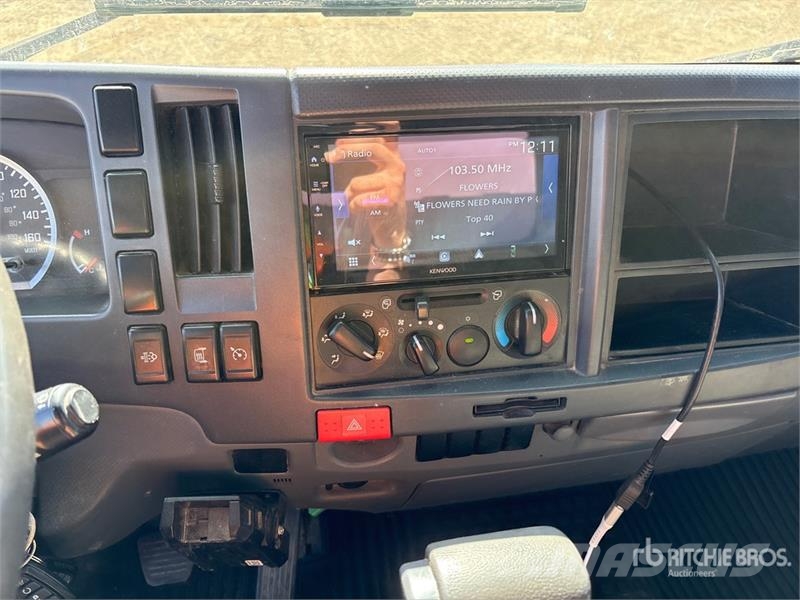 Isuzu NPR Samochody ciężarowe ze skrzynią zamkniętą