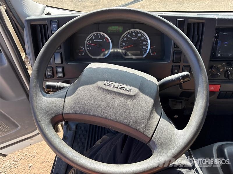 Isuzu NPR Samochody ciężarowe ze skrzynią zamkniętą