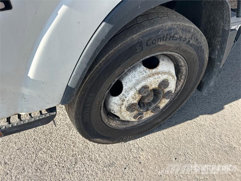 Isuzu NPR Sunkvežimiai su dengtu kėbulu