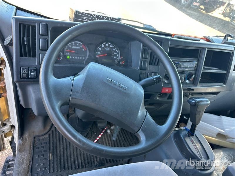 Isuzu NPR Sunkvežimiai su dengtu kėbulu