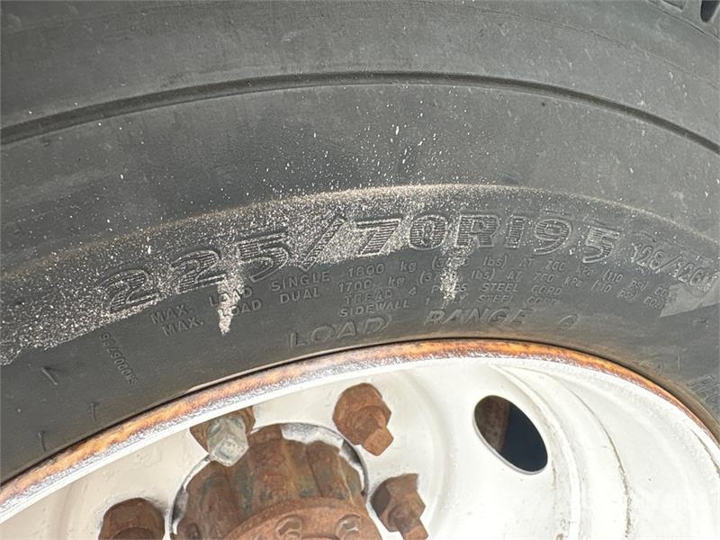 Isuzu NPR Camiões de caixa fechada