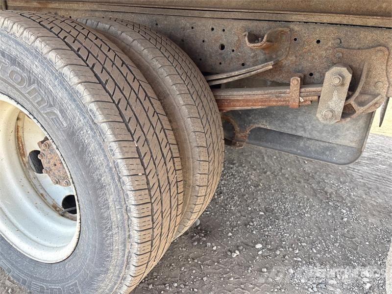 Isuzu NPR Samochody ciężarowe ze skrzynią zamkniętą