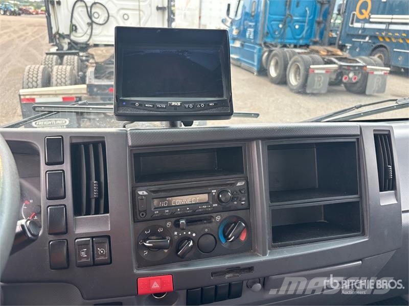 Isuzu NPR Camiões de caixa fechada
