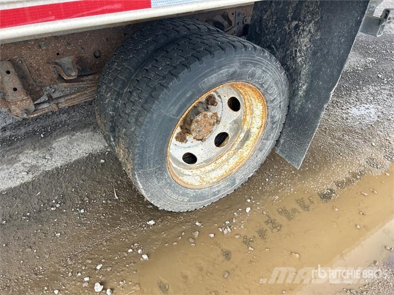 Isuzu NPR Sunkvežimiai su dengtu kėbulu