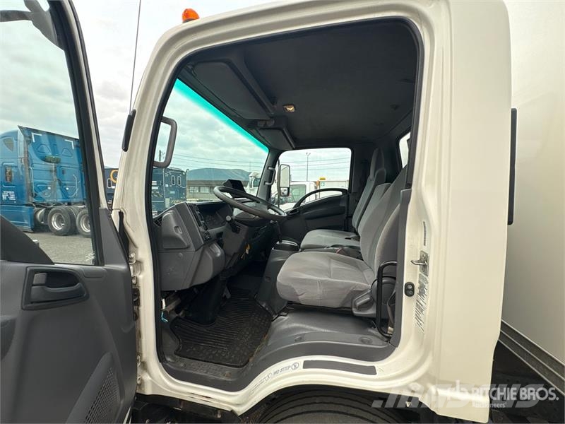 Isuzu NPR Camiões de caixa fechada