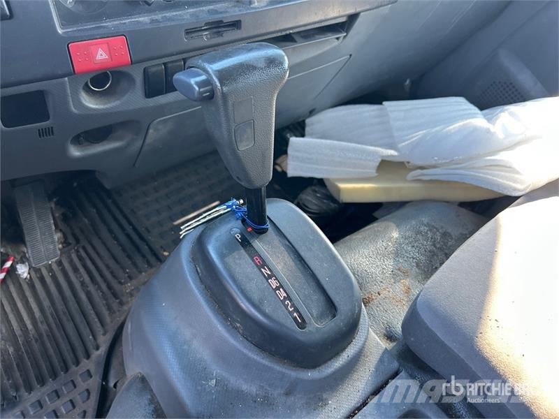 Isuzu NPR Sunkvežimiai su dengtu kėbulu