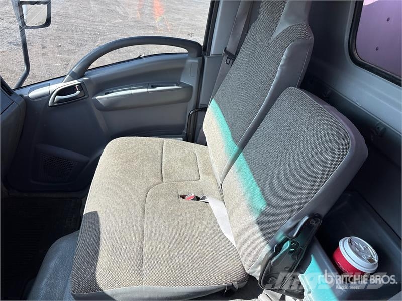 Isuzu NPR Samochody ciężarowe ze skrzynią zamkniętą