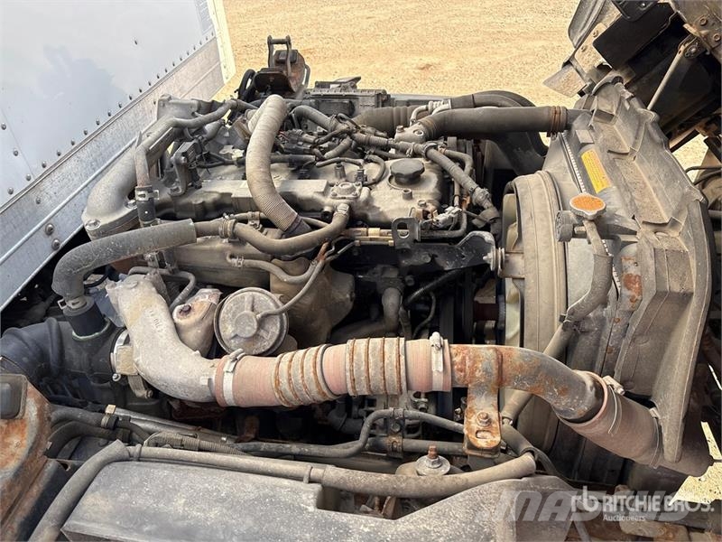 Isuzu NPR Samochody ciężarowe ze skrzynią zamkniętą