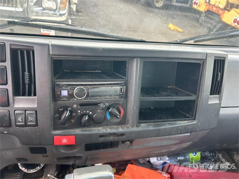 Isuzu NPR Sunkvežimiai su dengtu kėbulu