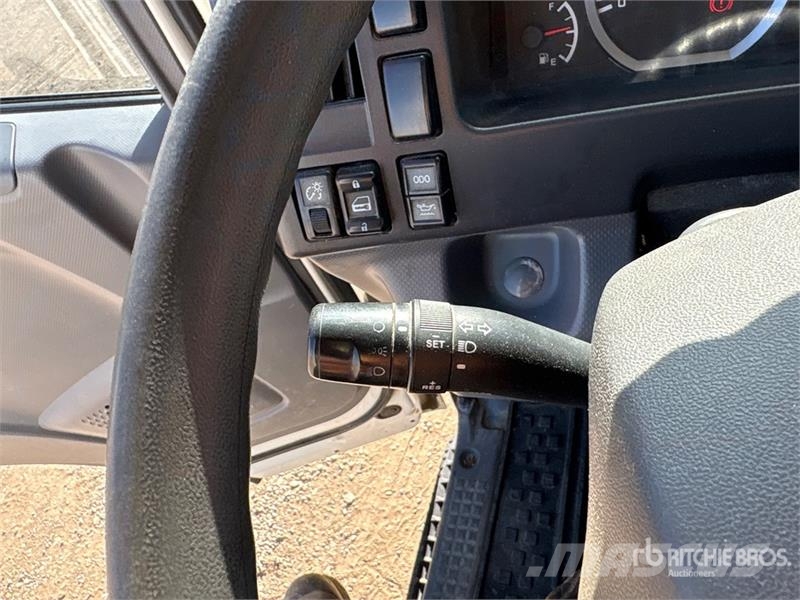 Isuzu NPR Samochody ciężarowe ze skrzynią zamkniętą