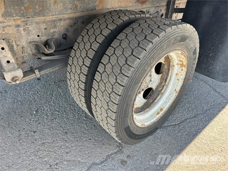 Isuzu NPR Sunkvežimiai su dengtu kėbulu