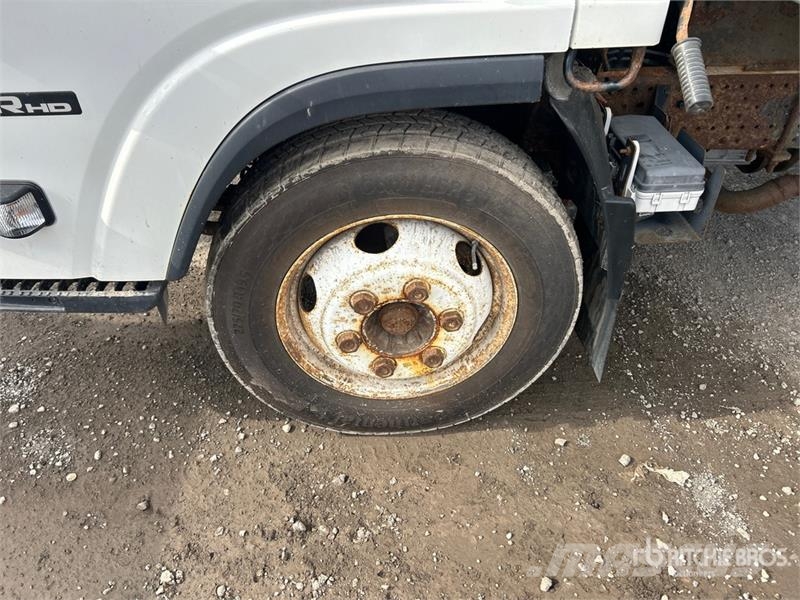 Isuzu NPR Sunkvežimiai su dengtu kėbulu