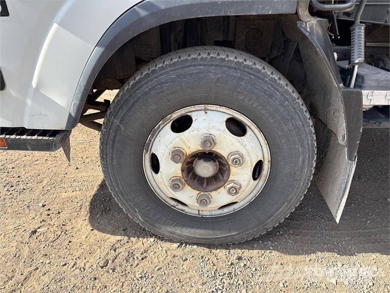 Isuzu NPR Samochody ciężarowe ze skrzynią zamkniętą