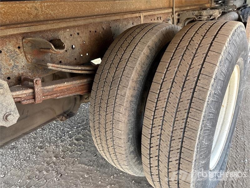 Isuzu NPR Samochody ciężarowe ze skrzynią zamkniętą