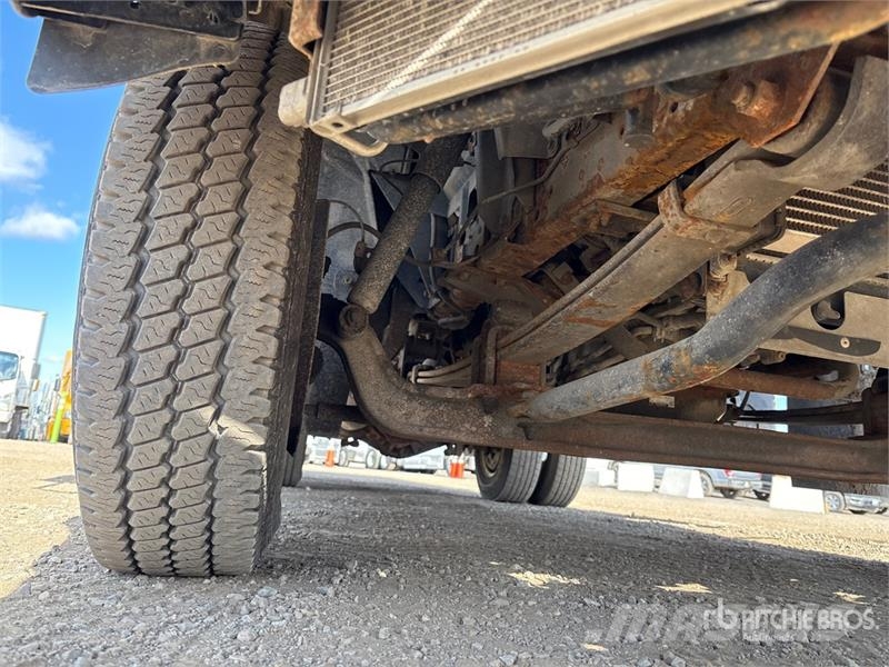 Isuzu NPR Samochody ciężarowe ze skrzynią zamkniętą