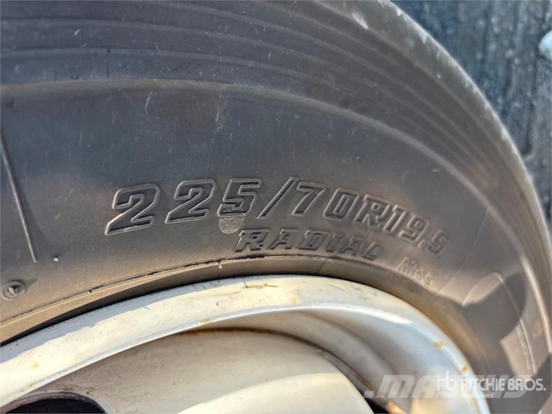 Isuzu NPR EFI 4x2 Van Truck 탑차 트럭
