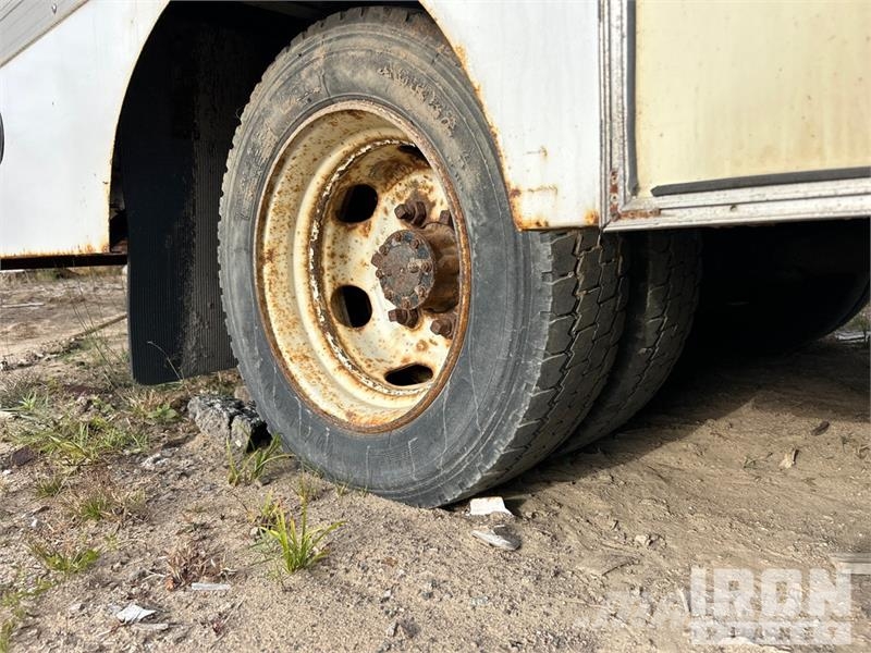 Isuzu NPR-XD 4x2 Van Truck (Inoperable) Sanduk kamioni