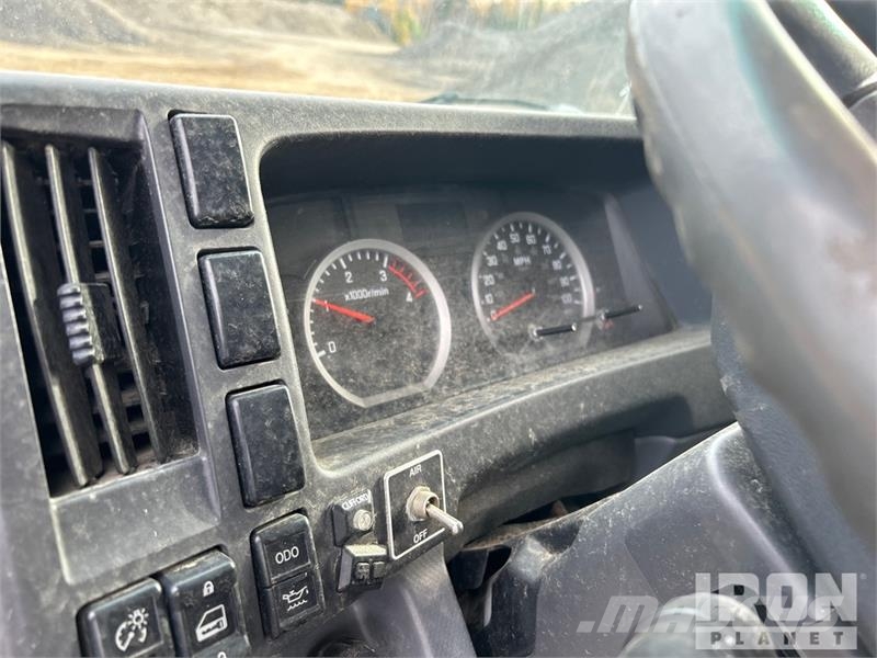 Isuzu NPR-XD 4x2 Van Truck (Inoperable) Sanduk kamioni