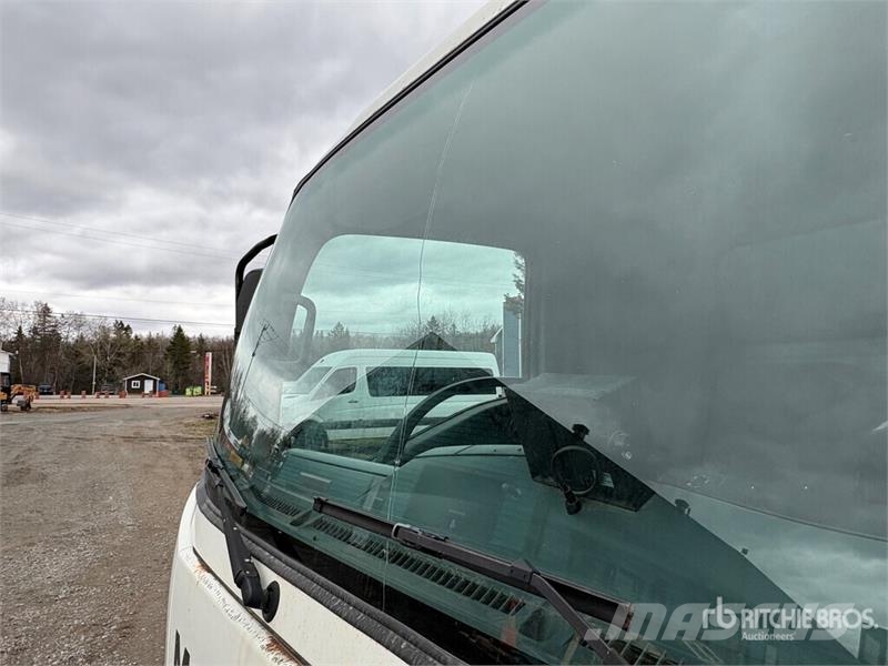 Isuzu NPR-XD 4x2 Van Truck Tovornjaki zabojniki