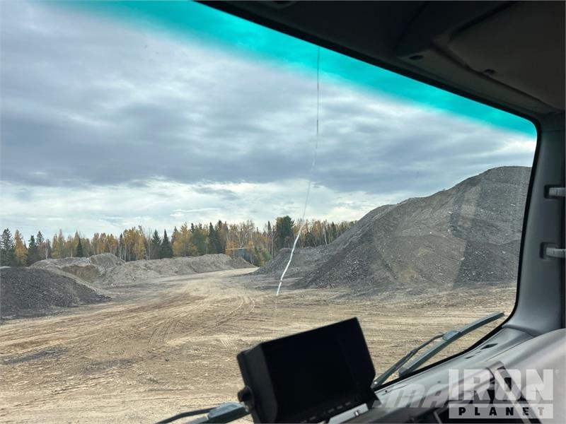 Isuzu NPR-XD 4x2 Van Truck (Inoperable) Sanduk kamioni