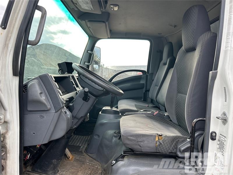 Isuzu NPR-XD 4x2 Van Truck (Inoperable) Sanduk kamioni