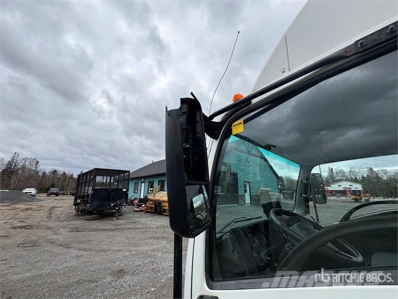 Isuzu NPR-XD 4x2 Van Truck Tovornjaki zabojniki