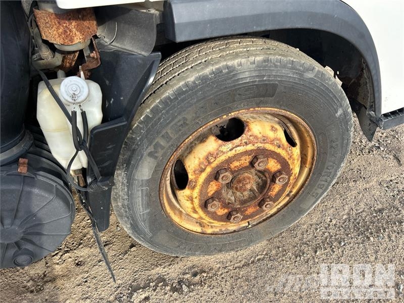 Isuzu NPR-XD 4x2 Van Truck (Inoperable) Sanduk kamioni