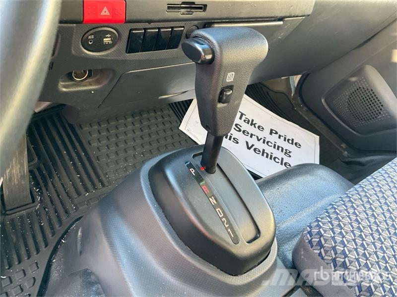 Isuzu NPR-XD 4x2 Van Truck Skriňová nadstavba