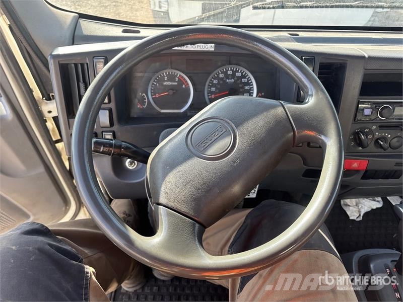 Isuzu NRR Sunkvežimiai su dengtu kėbulu