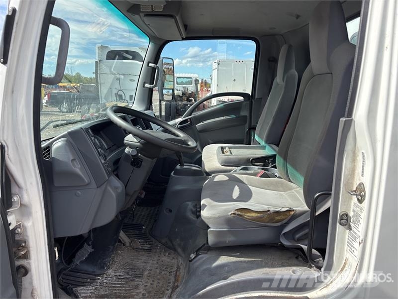 Isuzu NRR Camiones caja cerrada