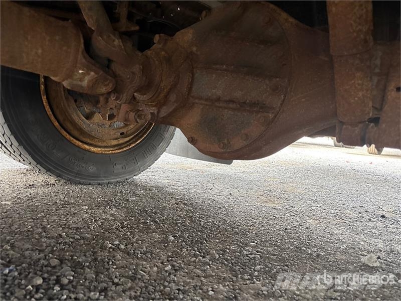Isuzu NRR Umpikorikuorma-autot