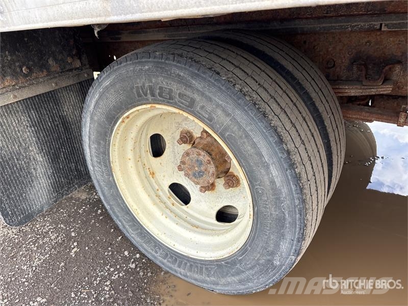 Isuzu NRR Camiones caja cerrada