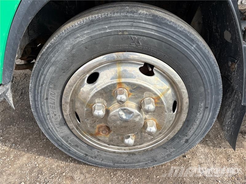 Isuzu NRR Bakwagens met gesloten opbouw