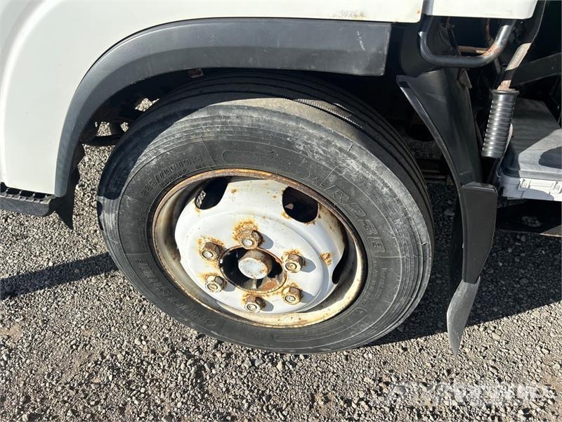 Isuzu NRR Фургони