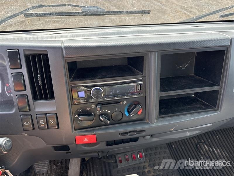 Isuzu NRR Camiones caja cerrada