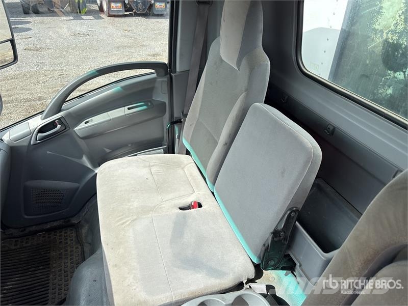 Isuzu NRR Camiones caja cerrada