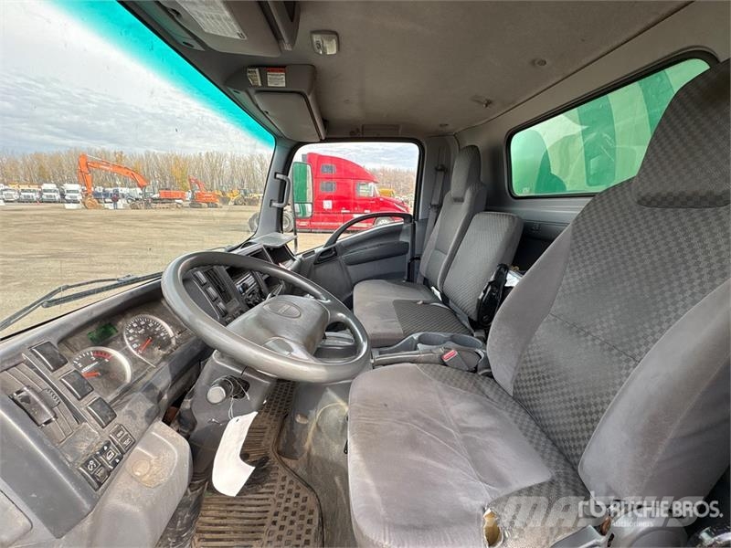 Isuzu NRR Bakwagens met gesloten opbouw