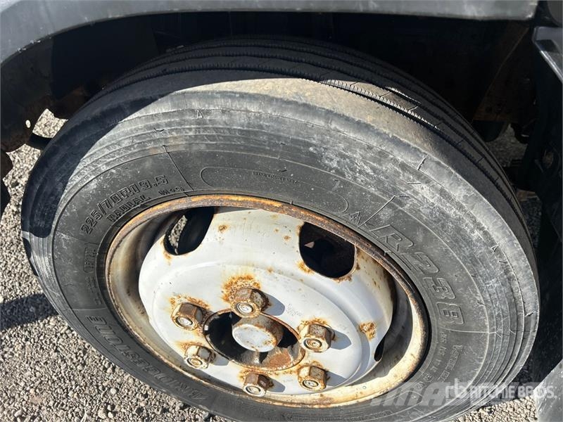 Isuzu NRR Фургони