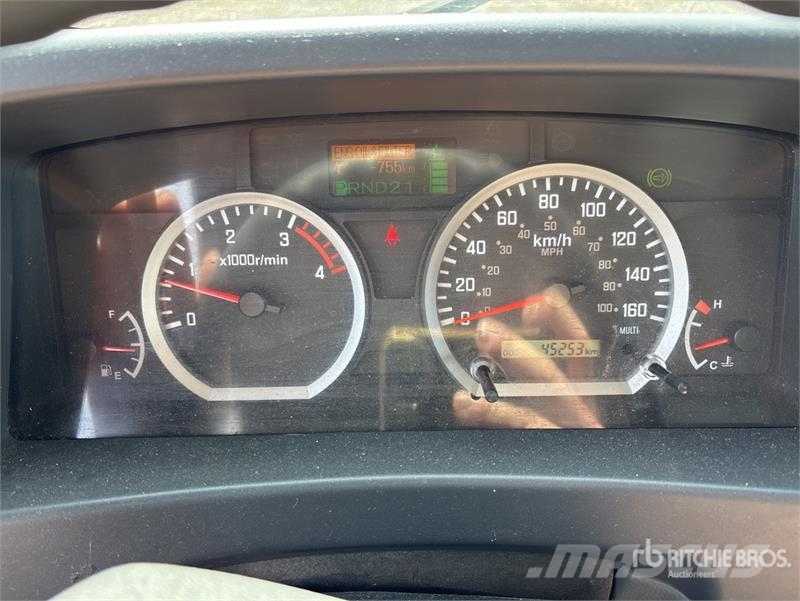 Isuzu NRR Camiones caja cerrada