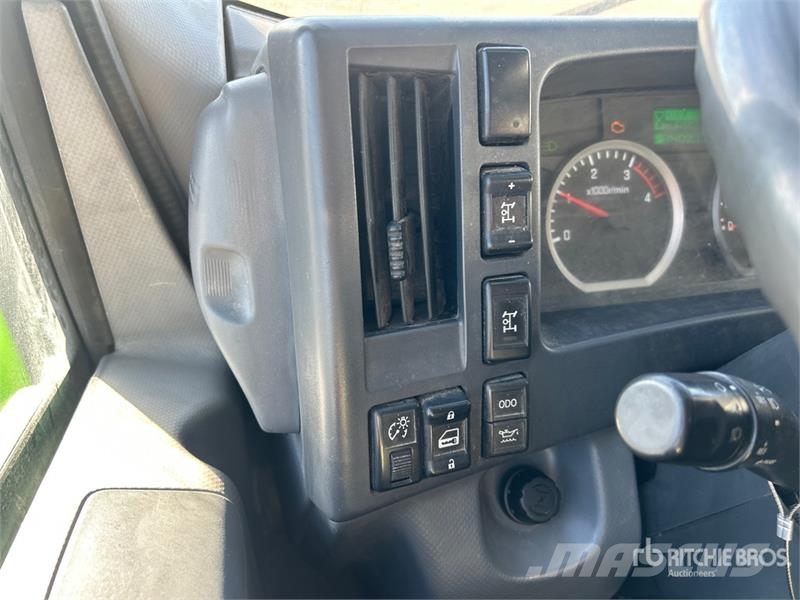 Isuzu NRR Фургони