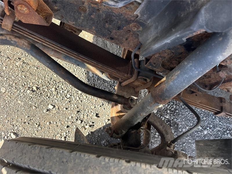 Isuzu NRR Sunkvežimiai su dengtu kėbulu