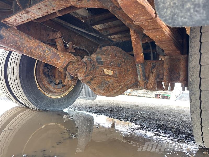 Isuzu NRR Camiones caja cerrada