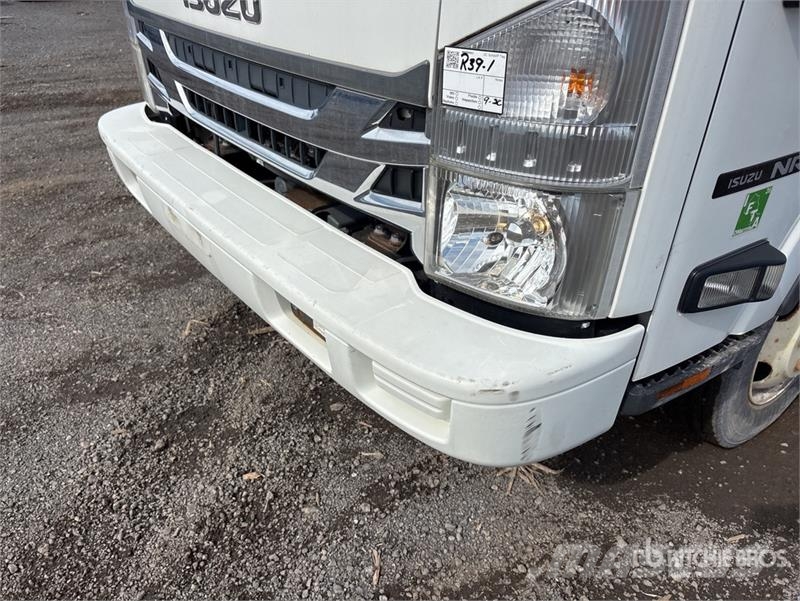Isuzu NRR Camiones caja cerrada